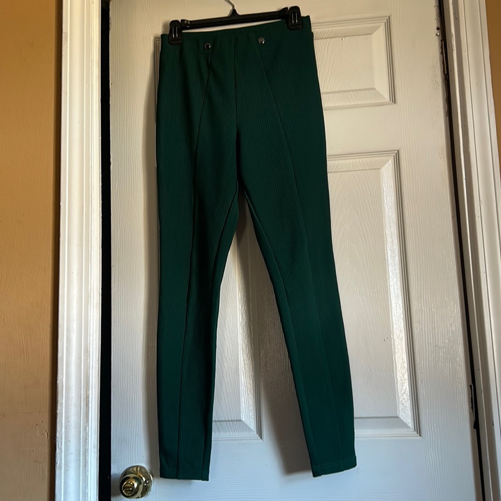 A ribbed stretchy pants. •emerald green•two gray buttons in front